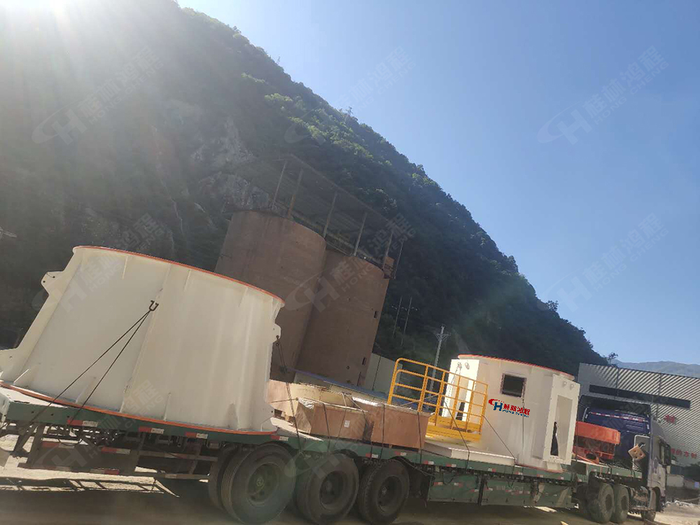 國內(nèi)某碳酸鈣企業(yè)迎來三臺(tái)HLMX1700超細(xì)磨粉機(jī)立式磨粉機(jī)和HC1900大型雷蒙磨安裝工程順利開展喜訊！
