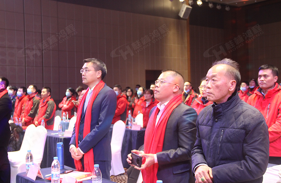 金牛辭舊歲，猛虎迎春來(lái)。搭著歡樂(lè)的時(shí)光列車，我們一起歡送碩果累累的2021年，迎來(lái)了嶄新的2022年。1月26日，我們歡聚一堂，在歡聲笑語(yǔ)、載歌載舞中迎接新春，“立足新鴻程開(kāi)創(chuàng)新局面”桂林鴻程2021年年終總結(jié)表彰會(huì)由此開(kāi)始！